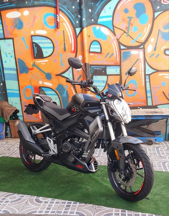 UM xtreet RS 125cc / com garantia de fábrica.