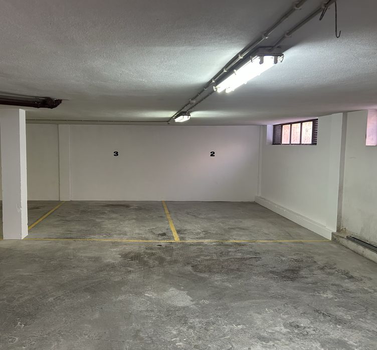 Lugar (3) de Parqueamento para mota (último lugar) - zona nobre