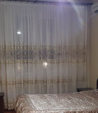 Розкішна молочна штора з золотим мереживом 672×264 см