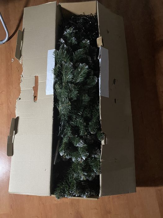 Новорічна ялинка з іграшками та герляндами