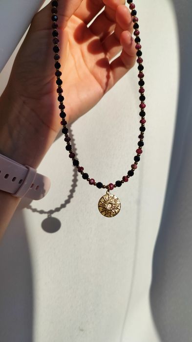 Naszyjnik czarno fuksjowy zawieszka słońce księżyc