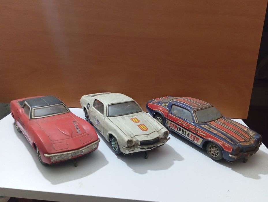 Carros antigos em chapa de brincar
