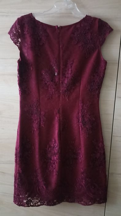 Krótka sukienka bordowa na studniówkę wesele