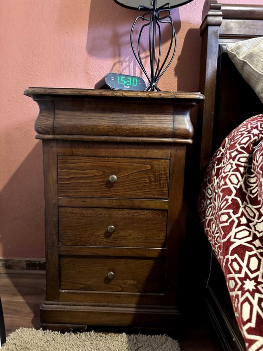 Cama de casal + 2 mesas de cabeceira. Madeira de Excelente qualidade.