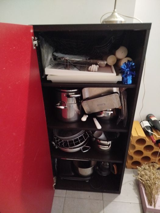 Armário em bom estado com arrumação