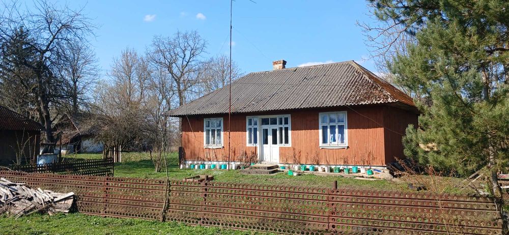 Продається жилий будинок з комунікаціями