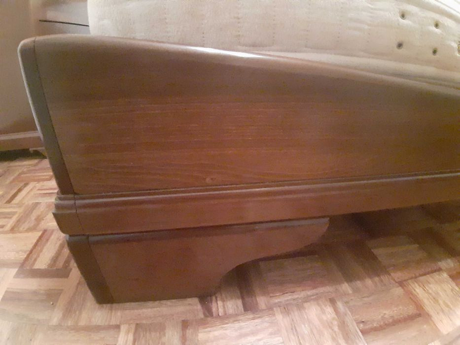 Cama de casal em cerejeira