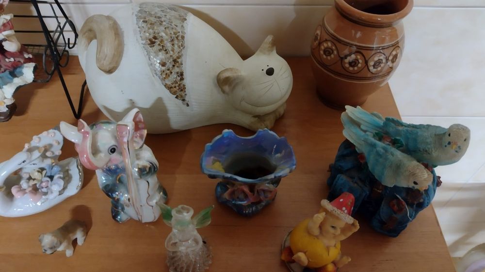 Bibeloty figurki wazoniki zegarki