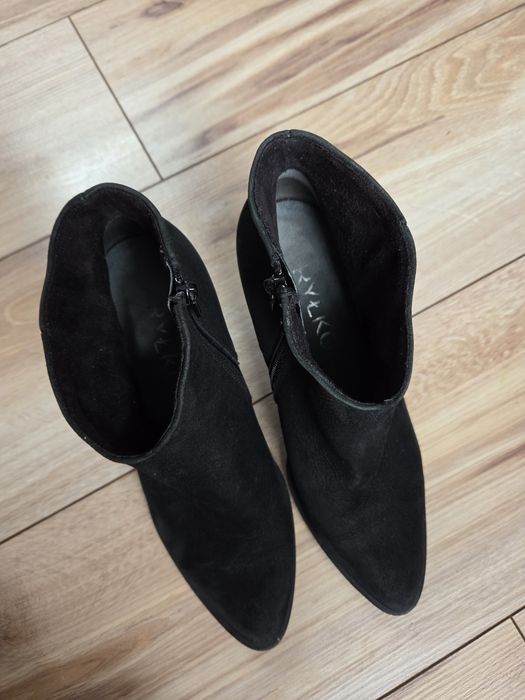 Czarne skórzane botki Ryłko 37