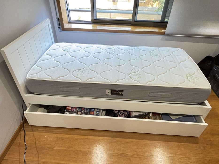 Cama solteiro, com colchão 90x190 como nova