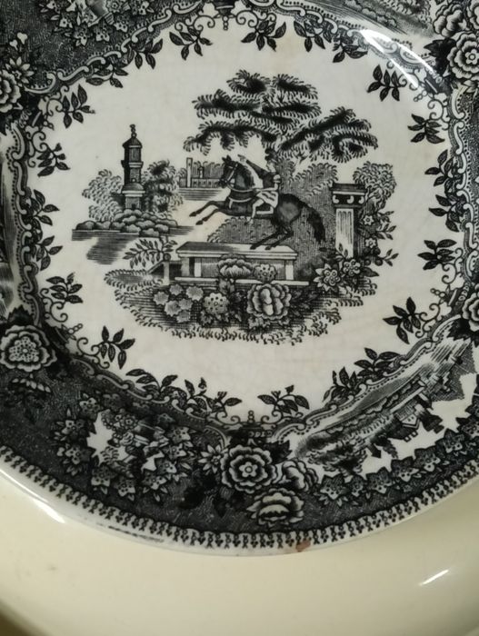 Prato de porcelana Sacavém ( Estátua)