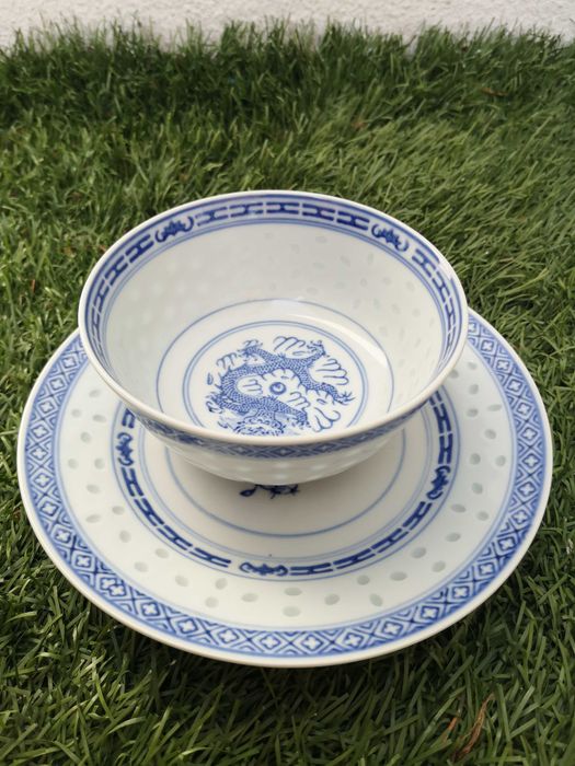 Conjunto de pratos e taças