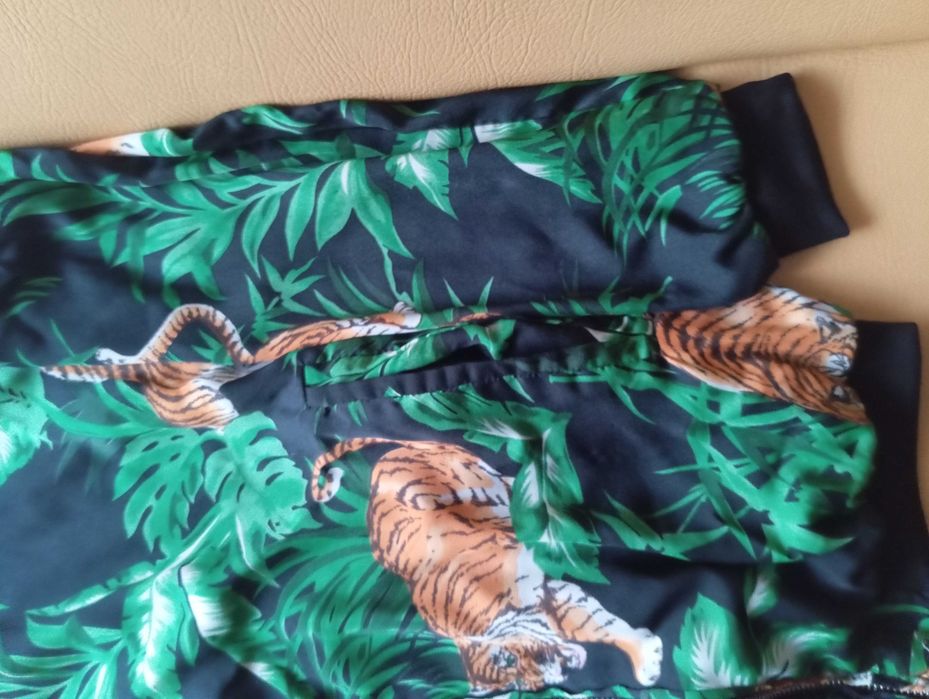 Casaco Pull & Bear para mulher, bastante jovem