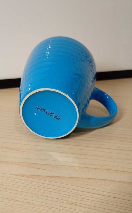 Kubek ceramiczny błękitny, motyw sweterka, prążkowany, 330 ml.