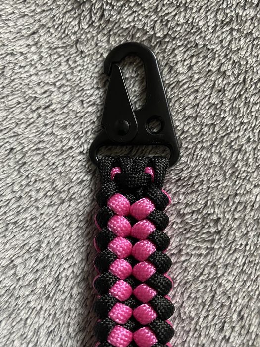 Brelok do kluczy z paracordu z metalowym karabińczykiem