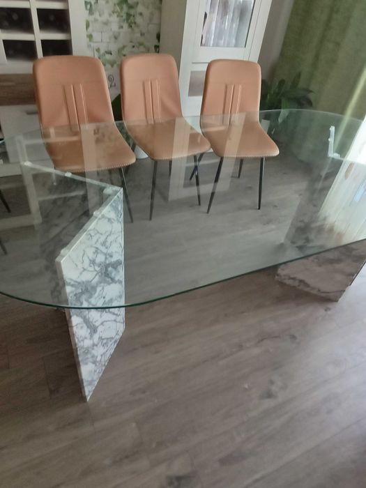 Mesa de jantar em vidro com suporte em mármore