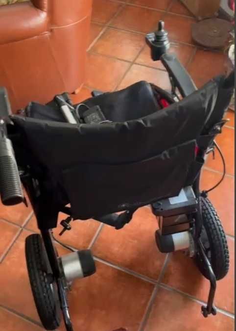 Cadeira de Rodas Elétrica com pouco uso, como nova.