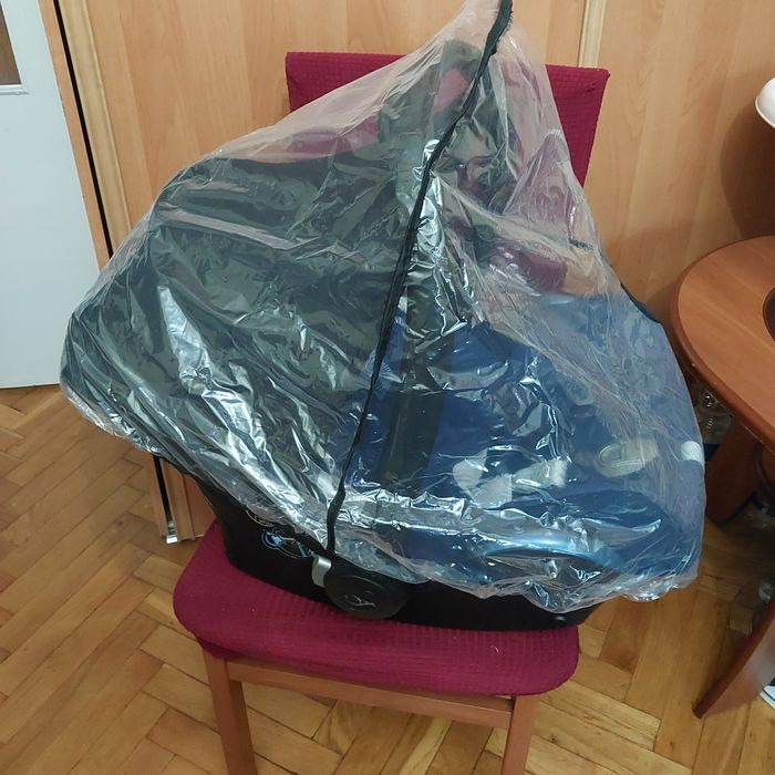 Fotelik samochodowy +baza,+adaptery do wózka.