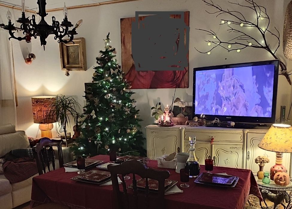 Árvore de Natal com pinhas fixas