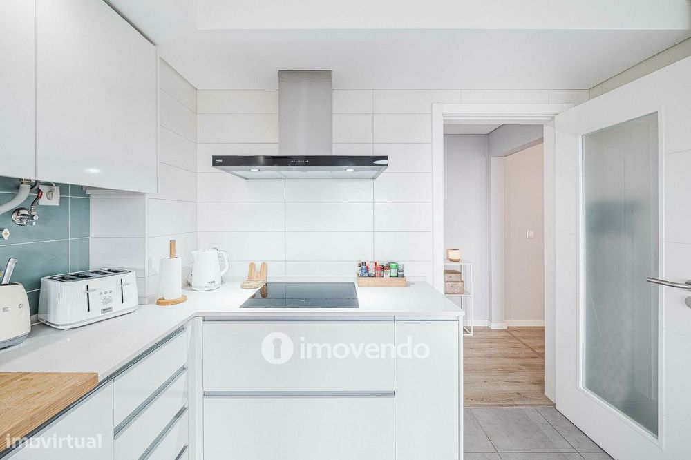 Apartamento T2 com estacionamento, na Urbanização Vale Flores