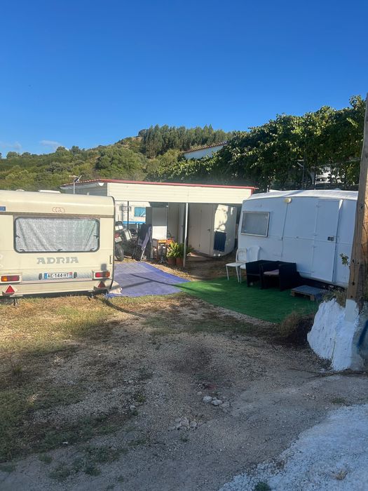Alugo caravana em terreno vedado com luz e água incluído