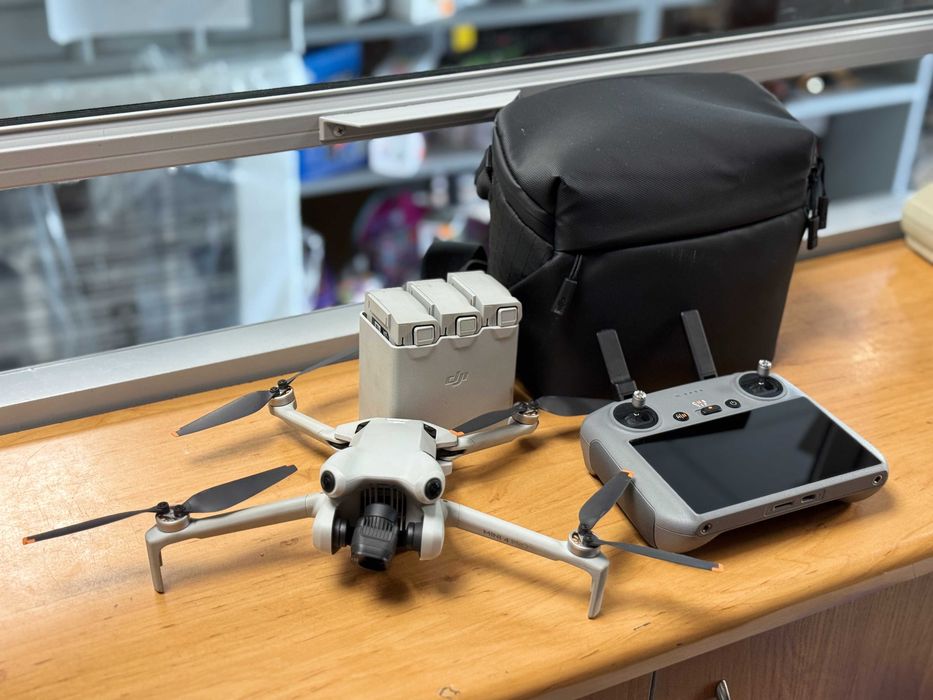 Dron DJI Mini 4 Pro Fly More Combo +kontroler RC2