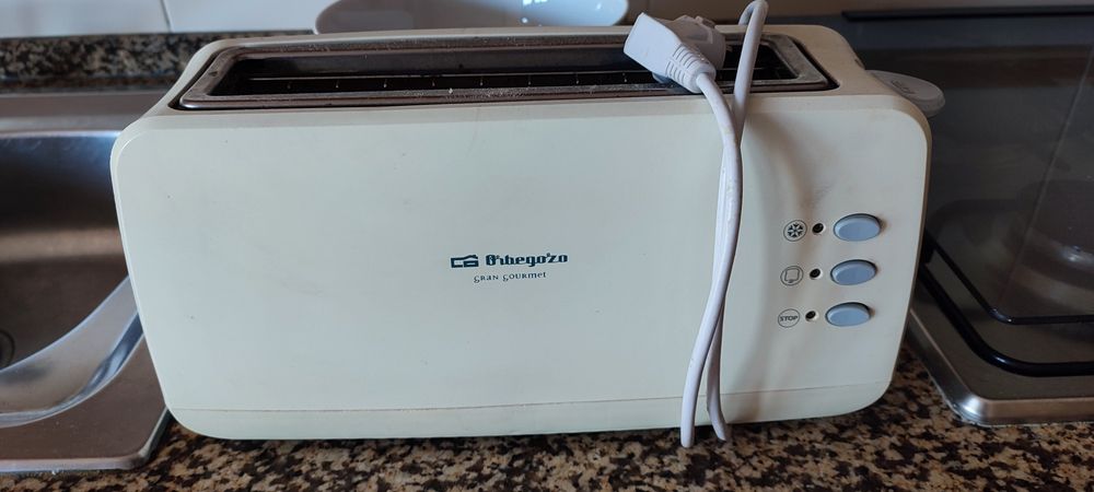 Torradeira Orbegozo – funcional, pronta a usar