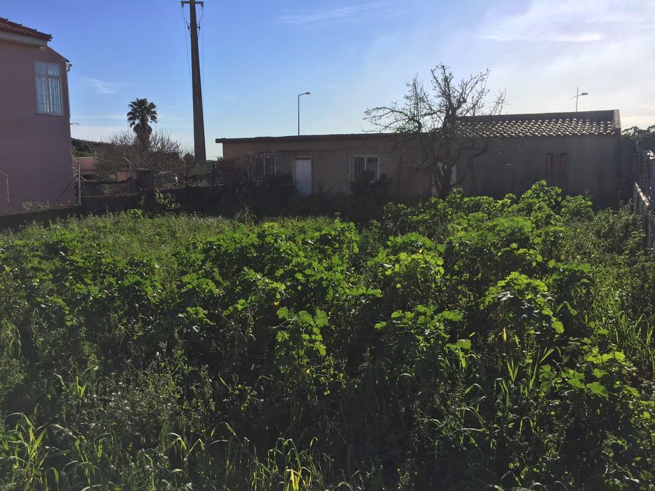 Terreno urbano com anexo