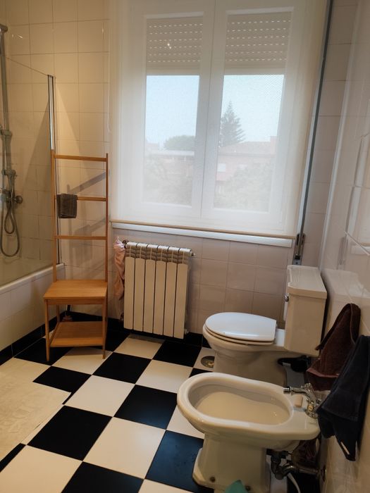 Arrendo quarto para uma pessoa com WC privativo despesas  todas incluí