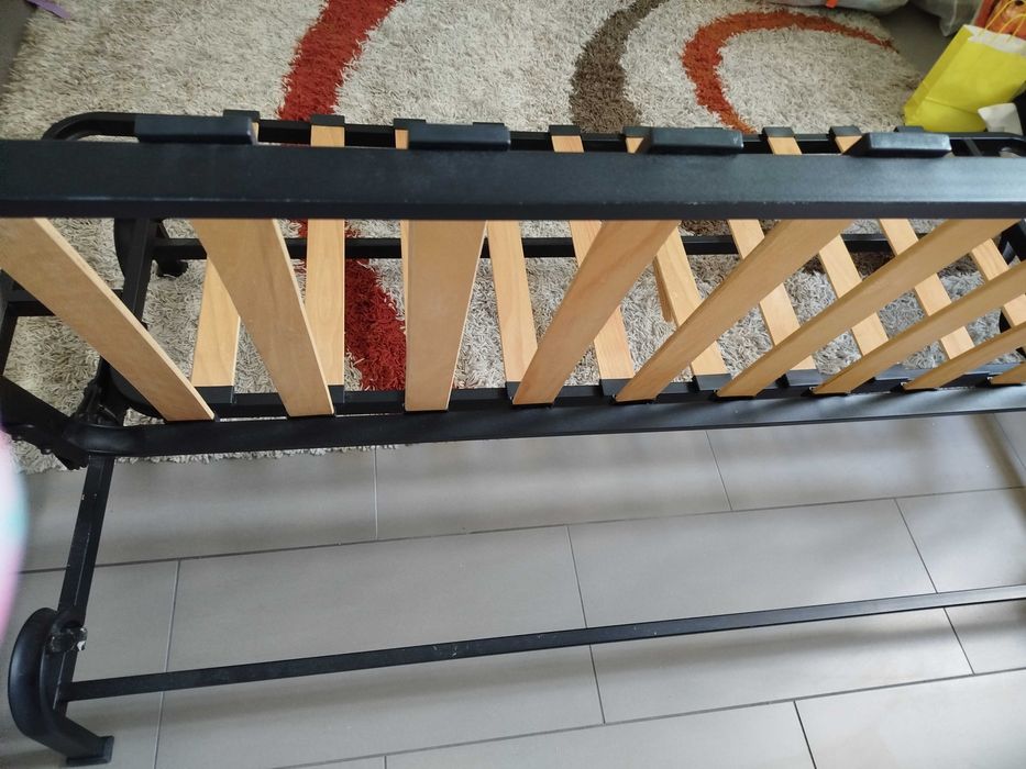 Sofá cama, em ripas