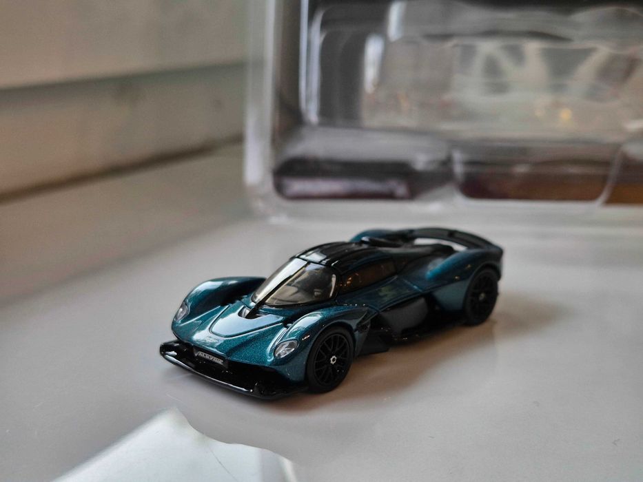 Hot Wheels ELITE64 Aston Martin Valkyrie - Stan Idealny