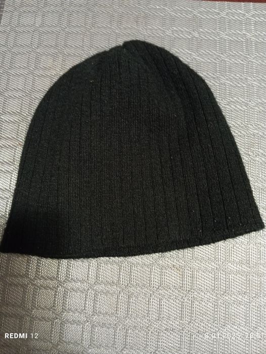Męska,czarna czapka.
