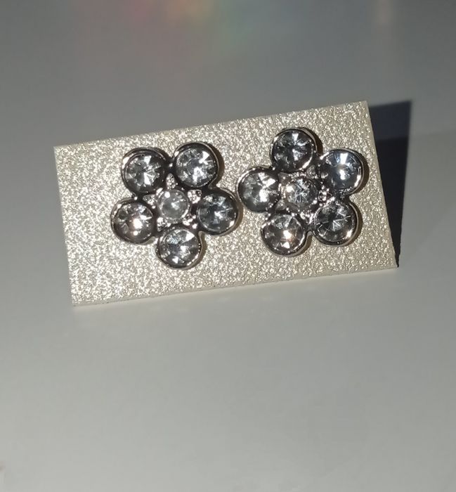 Nowe kolczyki srebrne kwiatki z diamencikami ze stali nierdzewnej