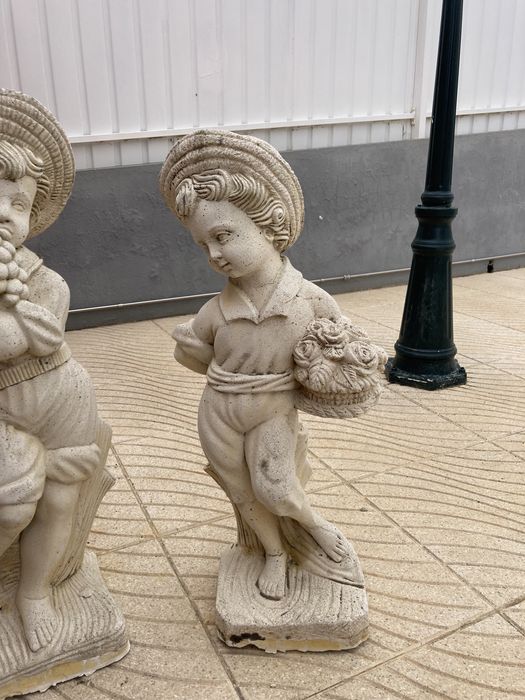 Esculturas de pedra meninos