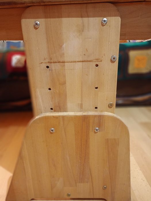 Парта з натурального дерева зі стільцем.