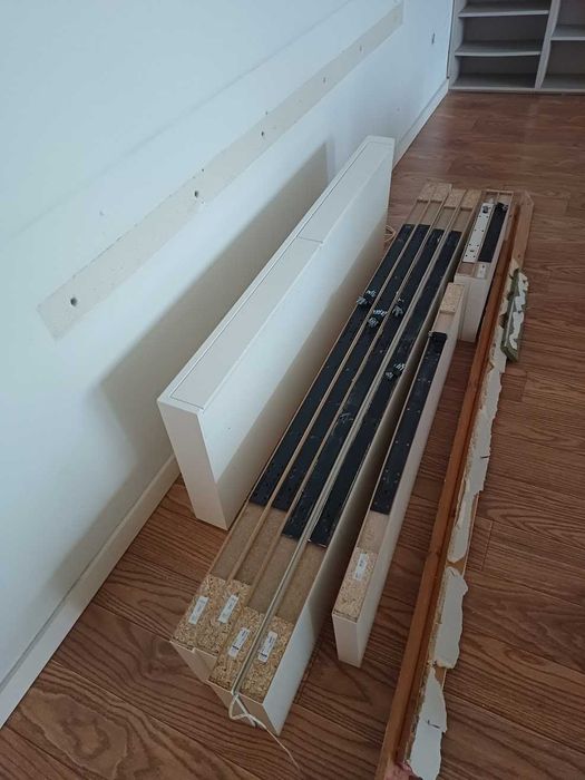Cama de solteiro, sofá, prateleiras IKEA, armário, peças decorativas