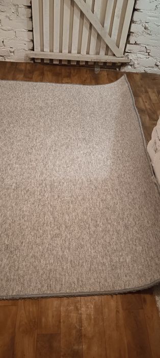 Wykładzina dywanowa duża.