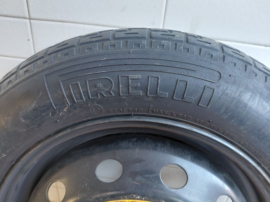 Pneu Pirelli de recurso, 135/80/14 e kit ferramentas