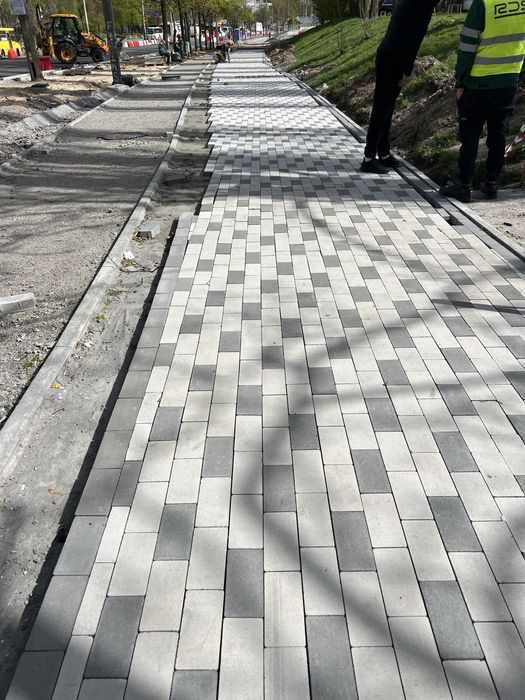 Професійне укладання  тротуарної плитки будь-якої складності