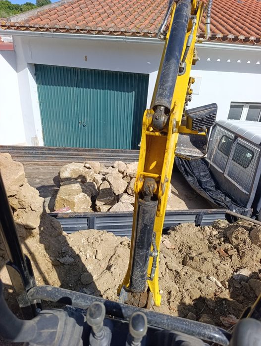 Aluguer de máquinas, giratórias, retroescavadora, Bobcat    demolições e outros serviços