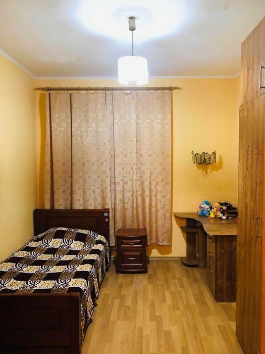 Продаж великої 1/2 частини будинку в самому центрі біля "Сонячного парку"