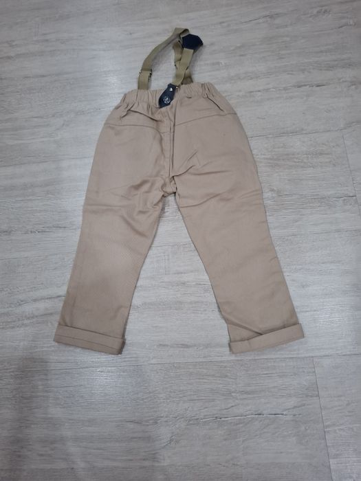 Eleganckie spodnie chlopiece na szelkach