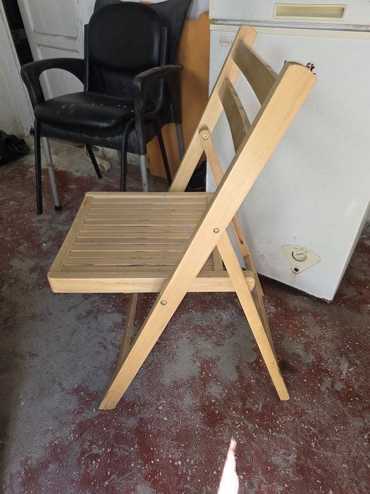 Dois cavaletes e uma cadeira