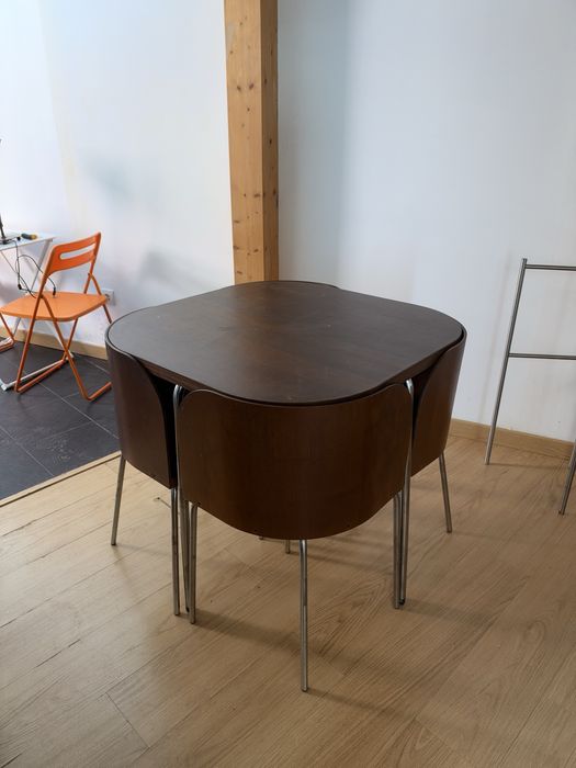 Conjunto Mesa e cadeiras de encaixe