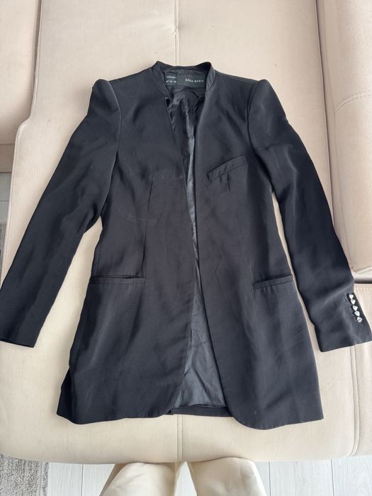 Продаю стильний, елегантний чорний жакет від Zara Basic. Ідеальний варіант як для офісного дрес-коду, так і для повсякденних чи вечірніх образів.