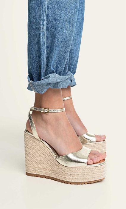 Sandálias de cunha douradas da Stradivarius