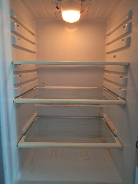 Продам холодильник б/у на запчастини.