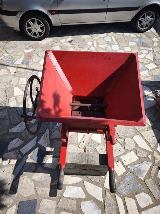 Relador/esmagador de uvas antigo