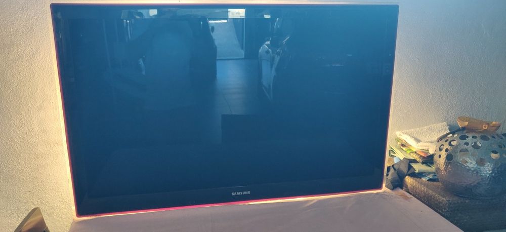 Duas TVs para peças