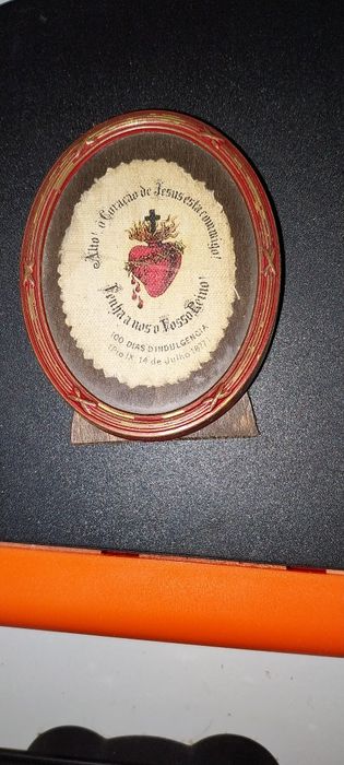 Peça Religiosa Antiga em Latão Pintado – Sagrado Coração de Jesus